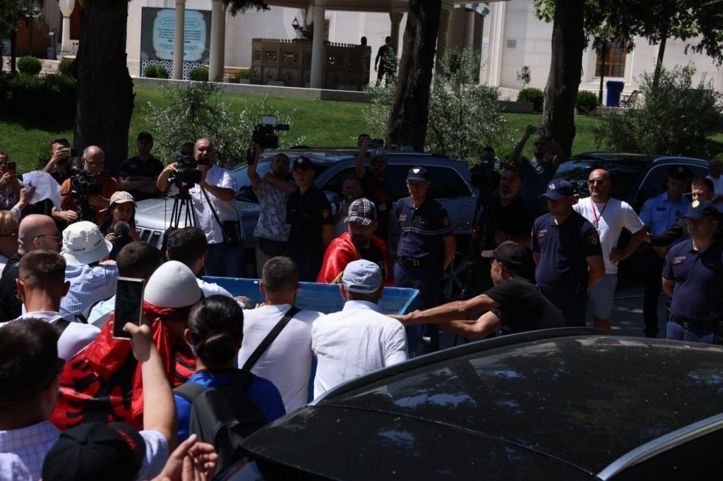 The Egg  and the Chickens of a Revolution That Wants Violence